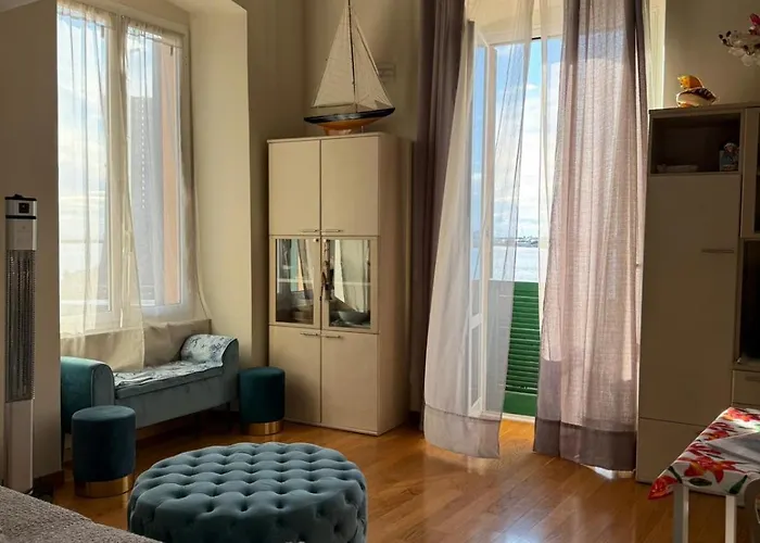 Al Castello: Romantic Seaside Retreat with Castle Views